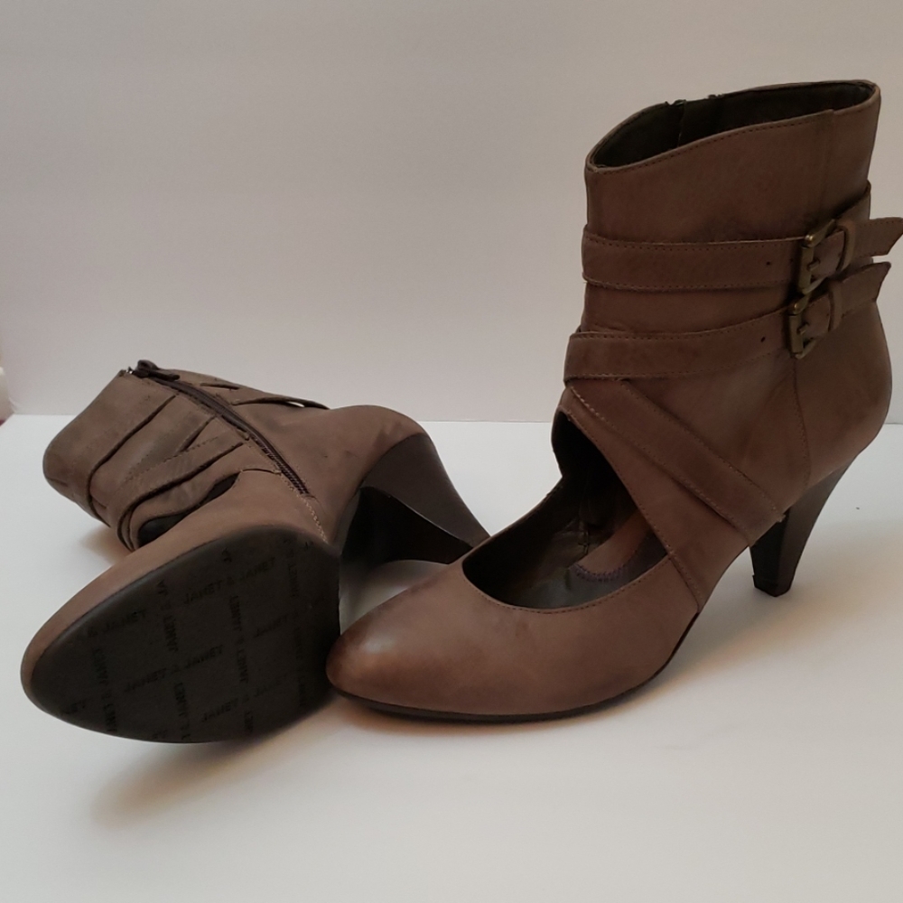 Sz 7 Janet & Janet brown/taupe Boot w opening